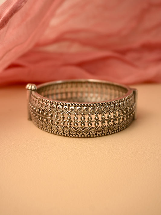 Dhrishti Oxidised Kada Bangle