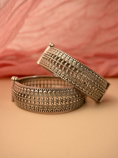 Dhrishti Oxidised Kada Bangle